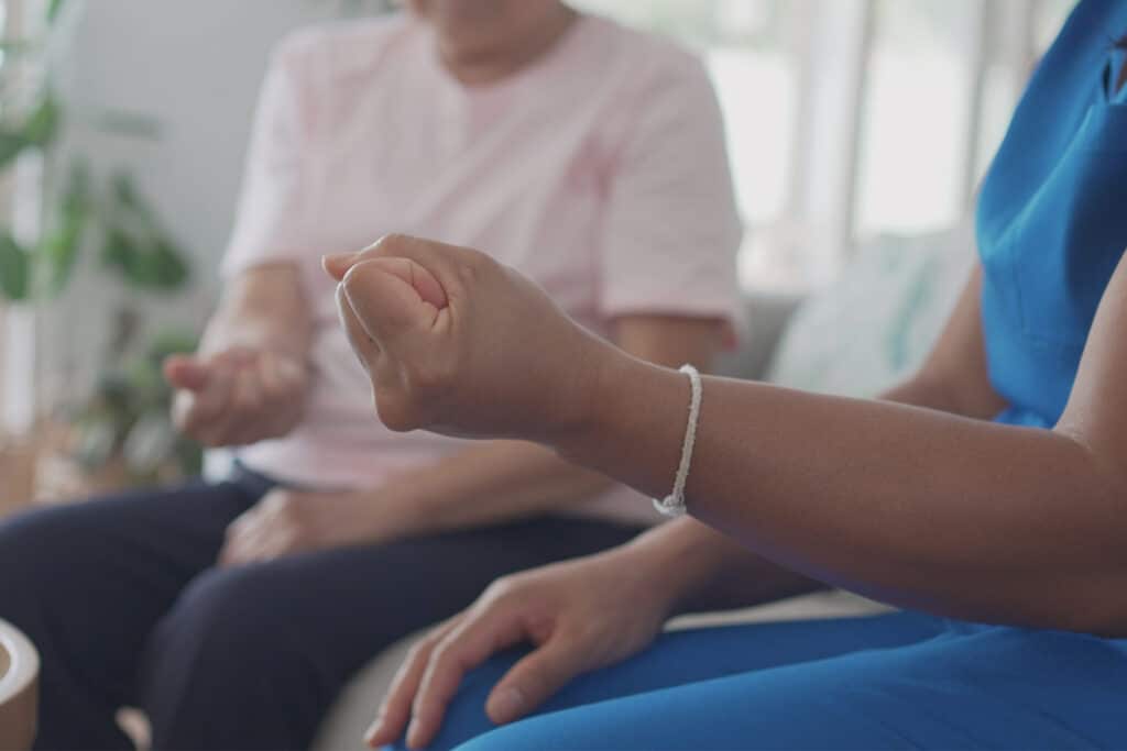 Physiotherapeut bei einer Hausübung