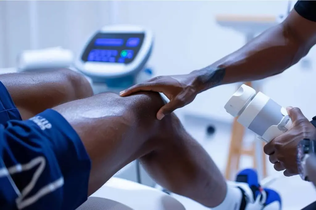 Physiotherapeut bei einer Kaltlufttherapie