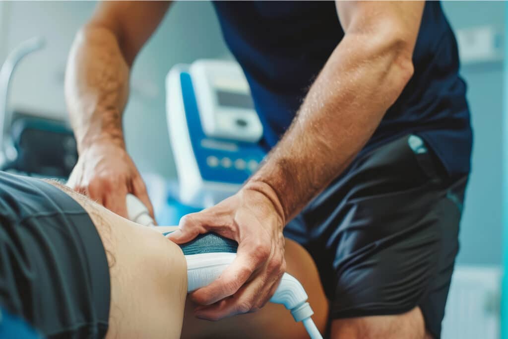 Physiotherapeut bei einer Kaltlufttherapie