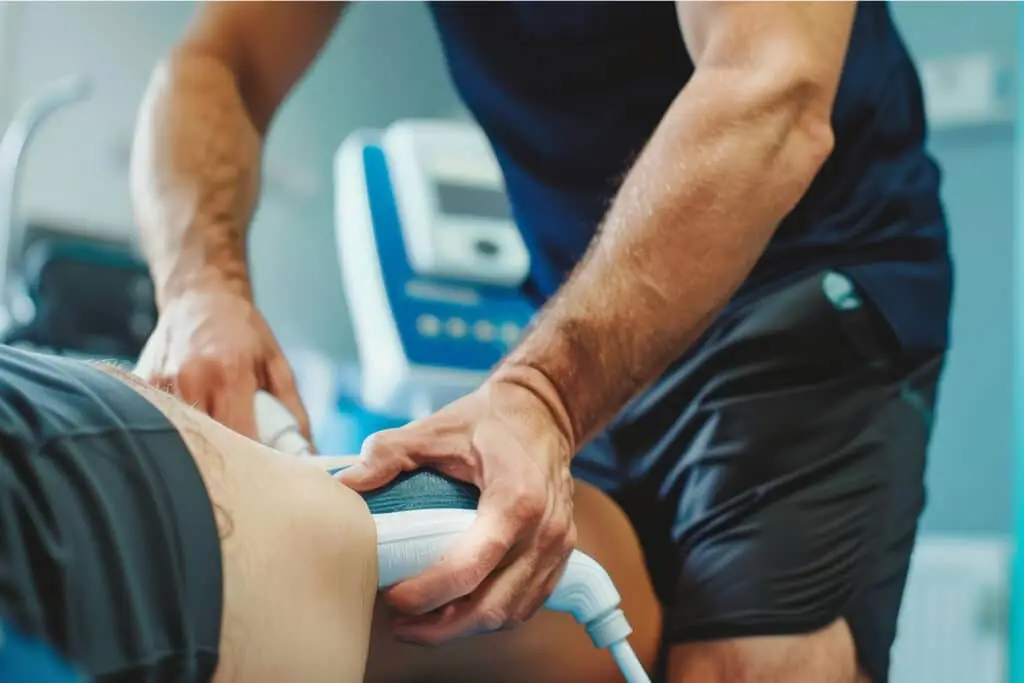 Physiotherapeut bei einer Kaltlufttherapie