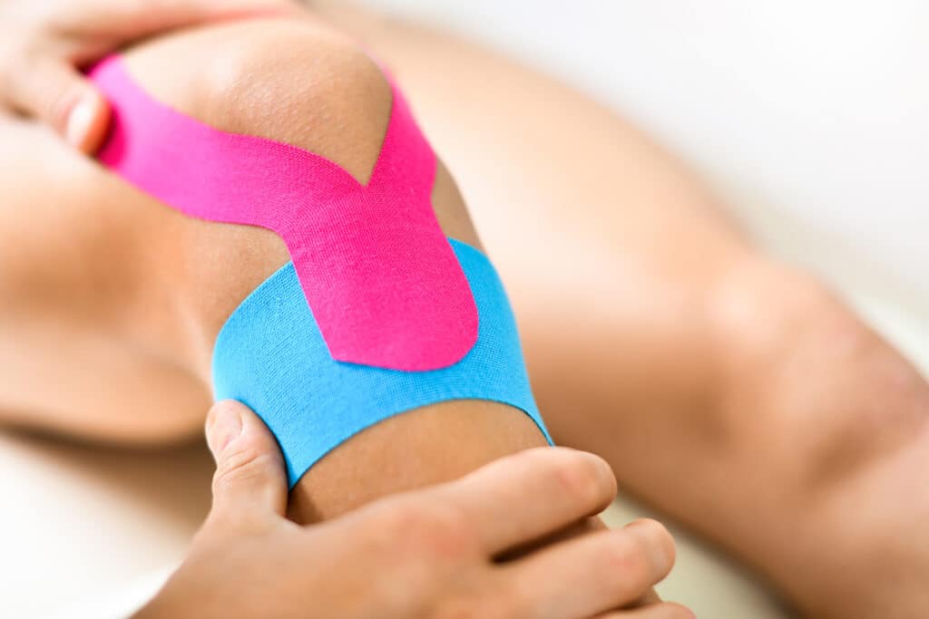 Kinesiotaping bei einem Patienten am Knie