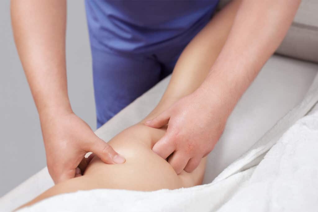 Manuelle Lymphdrainage bei einem Patienten am Knie
