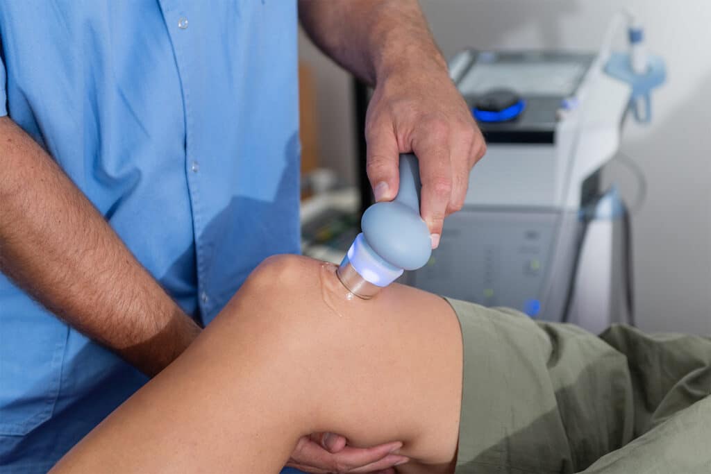Ultraschalltherapie bei einem Patienten am Knie