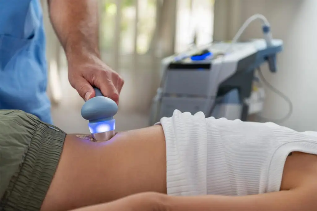Ultraschalltherapie bei einem Patienten am unteren Rücken