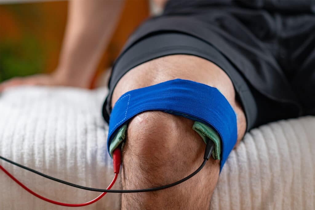 Physiotherapeut bei einer Elektrotherapie