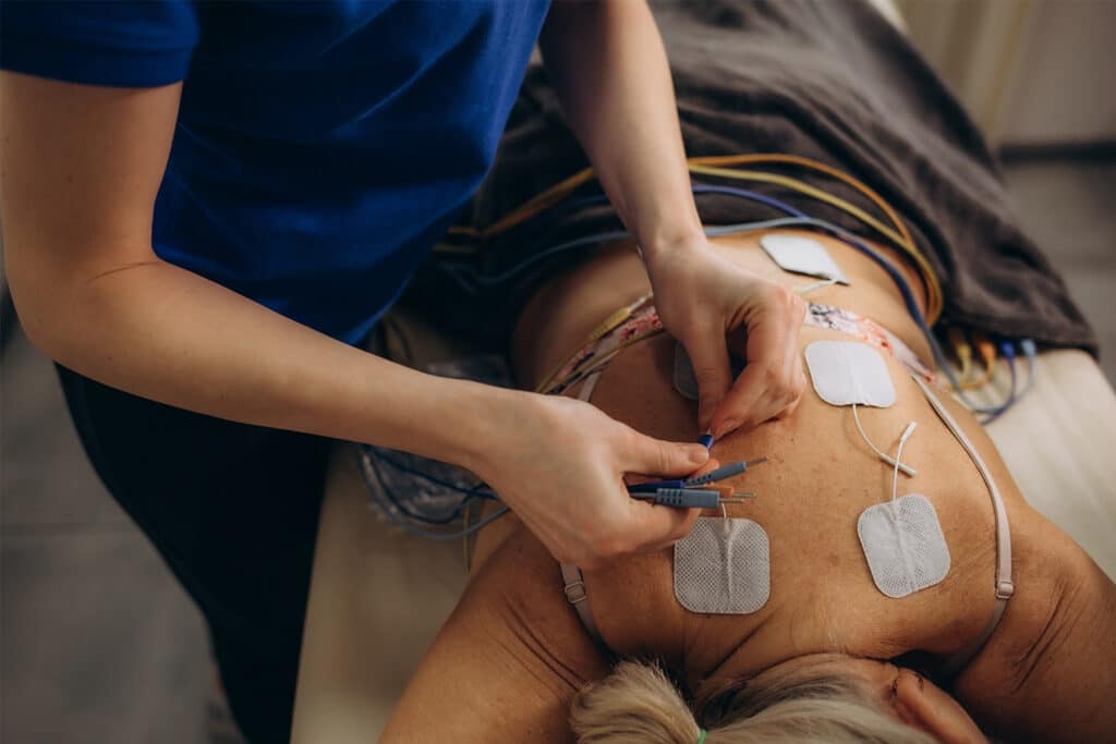 Physiotherapeut bei einer Elektrotherapie