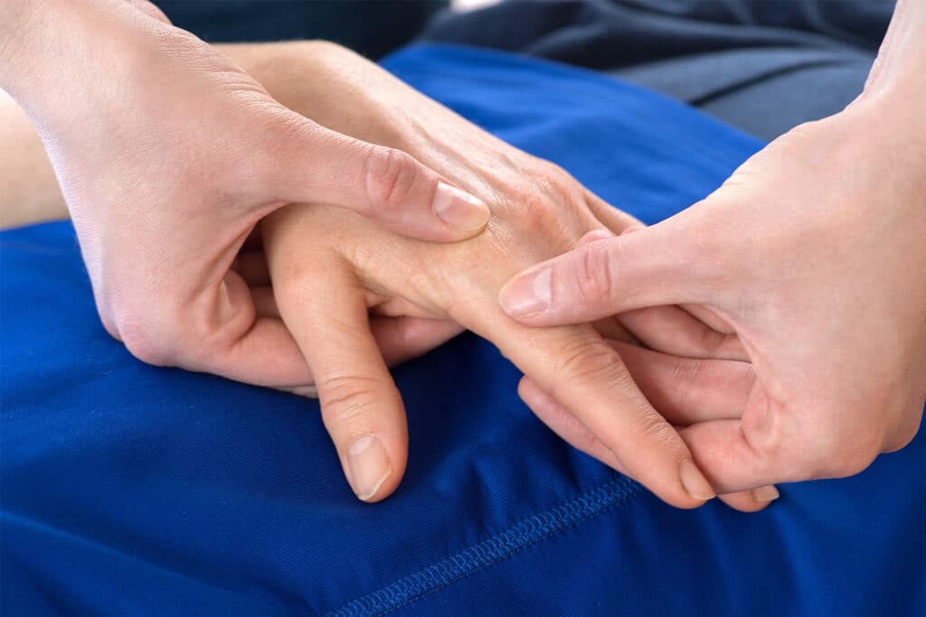 Physiotherapeut bei einer manuellen Therapie