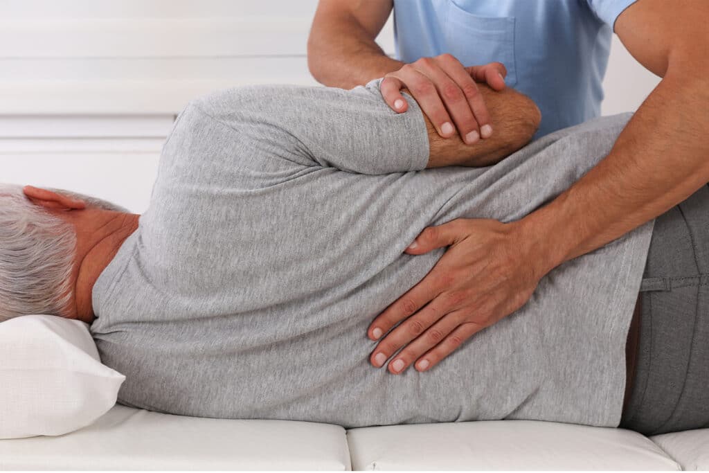 Physiotherapeut bei einer manuellen Therapie